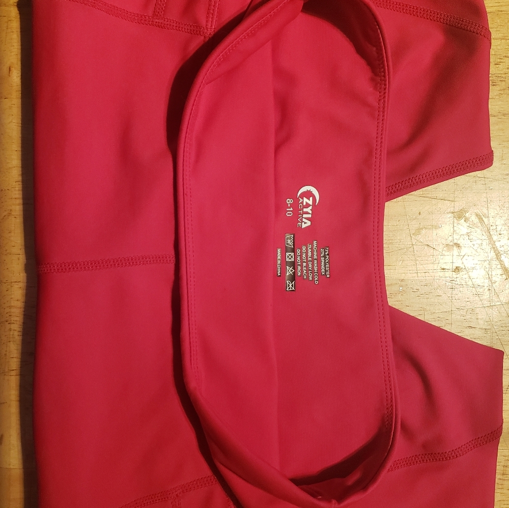 Red pocket light n tight high rise capri 20'